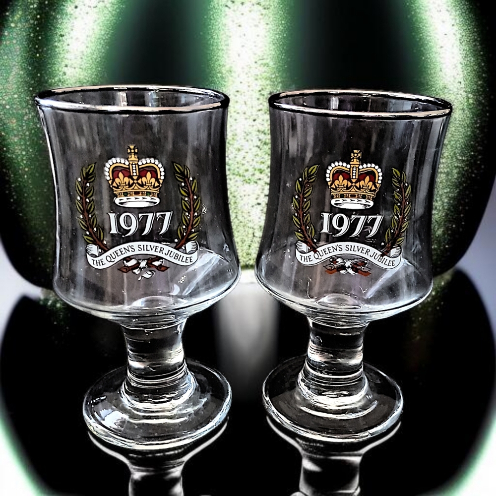 2 Queen Elizabeth II Silver Jubilee Coupe Glasses Wine‎ Cordial Souvenir Goblet - Picture 12 of 16